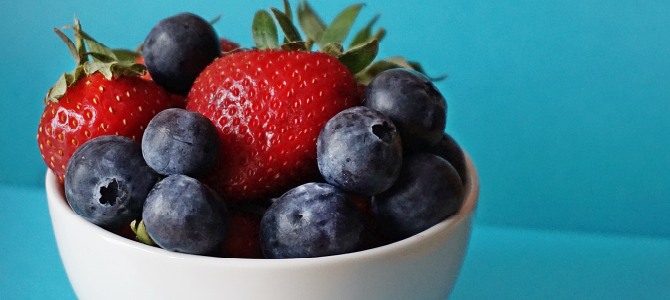 bowl of fruit that include anthocyanins