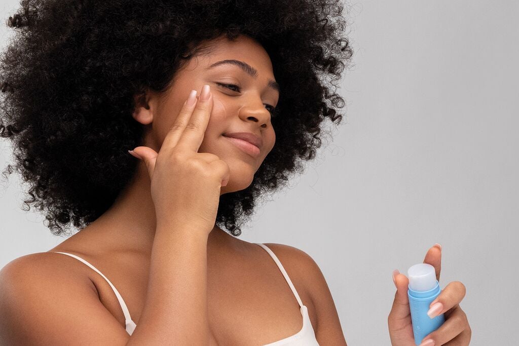 Vrouw die ageLOC LumiSpa Blemish Serum tegen puistjes op haar gezicht aanbrengt