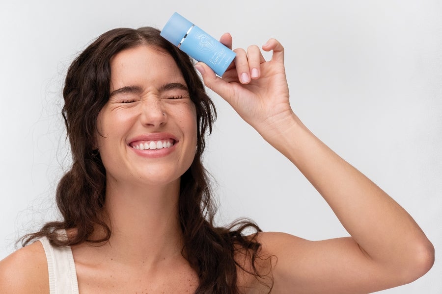 Woman with ageLOC LumiSpa blemish in the hand