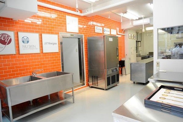 厨房施設や更衣室などで構成され、保健所の営業許可を取得した独立したキッチン機能をもつ。