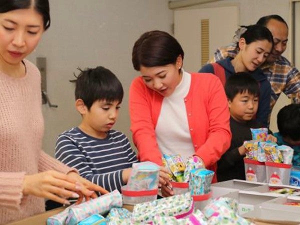 子どもたちへ贈るクリスマス ギフトの詰め合わせ作業風景