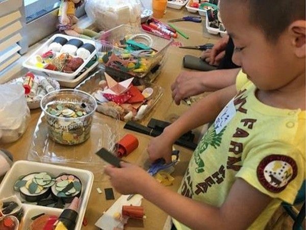 工作でお弁当をつくる子どもたち