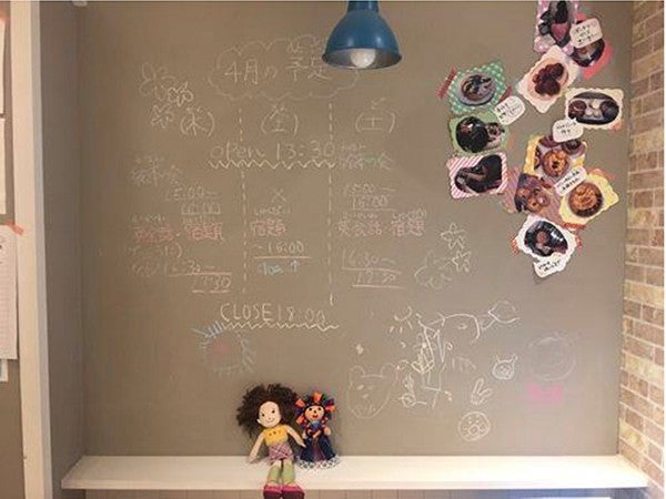 1日のスケジュールを計画し、 英会話や宿題をする子どもたちも。