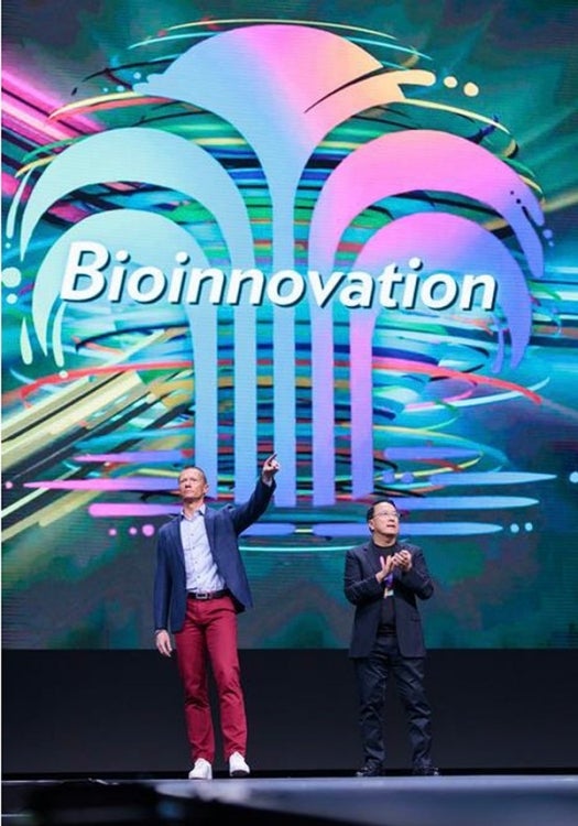 バイオ イノベーション戦略についてスピーチする最高科学責任者 兼 製品開発担当 エグゼクティブ バイスプレジデントのジョー チャン（写真右）と、グローバル プロダクト & ブランド シニア バイス プレジデントの ケビン フラー