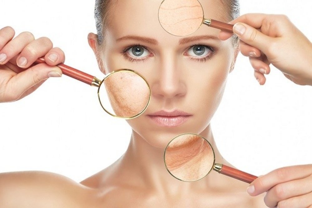 Hình ảnh cô gái đang cầm kính lúp